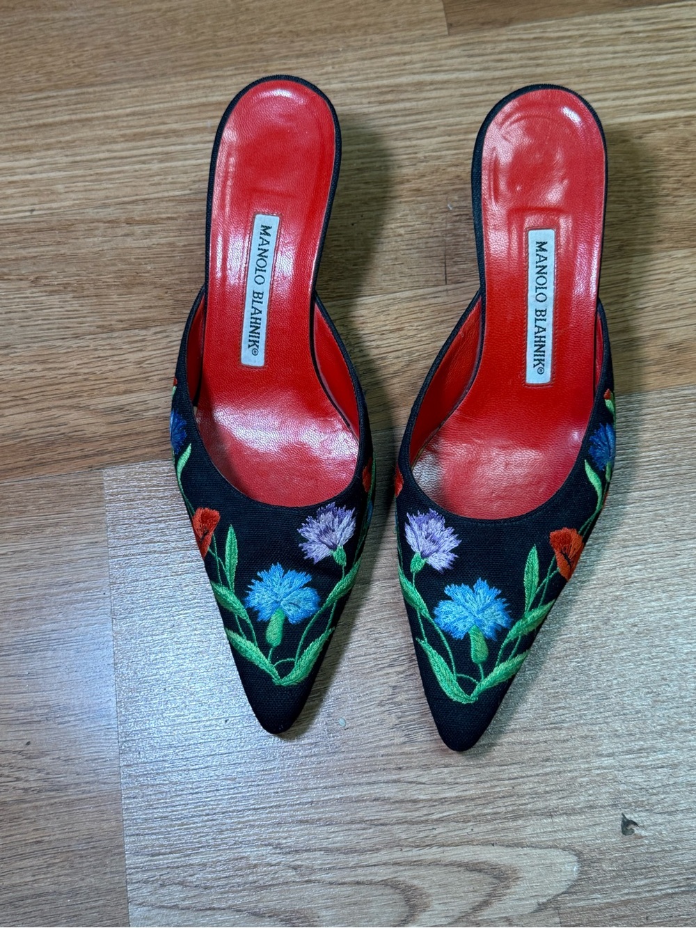 Vintage Manolo Blahnik Floral Embroidered Kitten Heel Mules 37.5